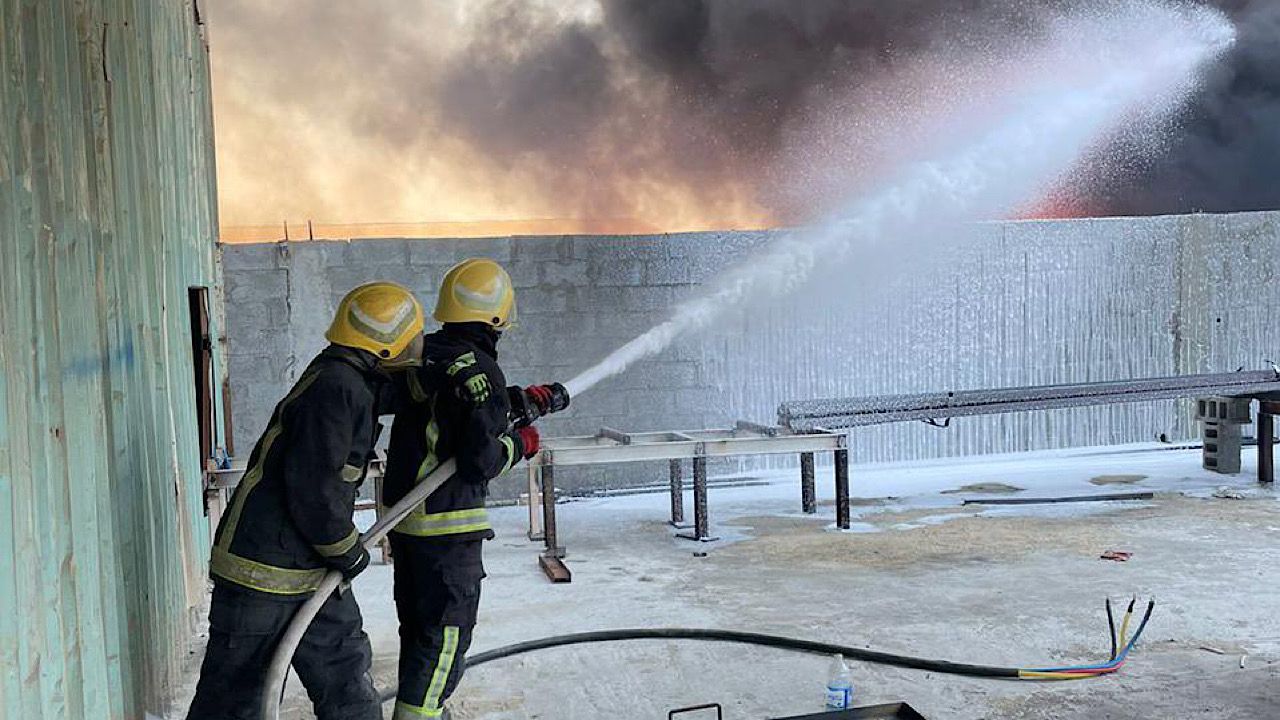مدني الجبيل يخمد حريقًا في مخلفات صناعية
