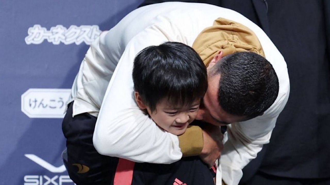 رونالدو يحتضن طفل صغير ويقبّله في مشهد عفوي تاريخي