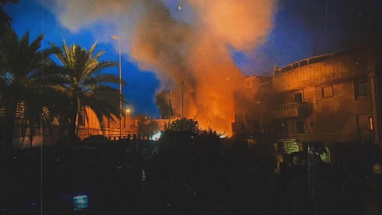 إشعال النيران في السفارة السويدية بالعراق ردًا على حرق القرآن .. فيديو