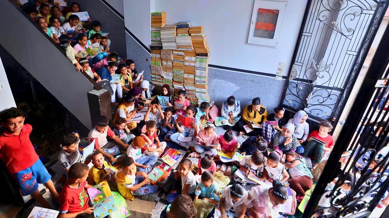 منزل يحتوي أطفال قرية مصرية بعد تحويله إلي مكتبة عامة .. فيديو