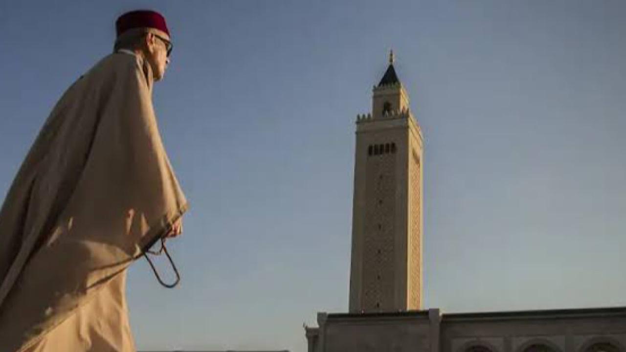 إمام تونسى يغلق المسجد في وجه المصلين ويمنع رفع الأذان