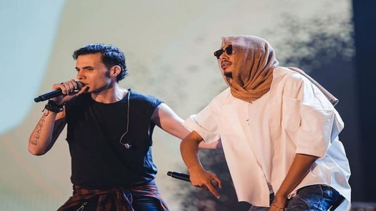 مغني راب مصري شهير يثير الجدل بظهوره بالحجاب في حفل موسيقي.. فيديو