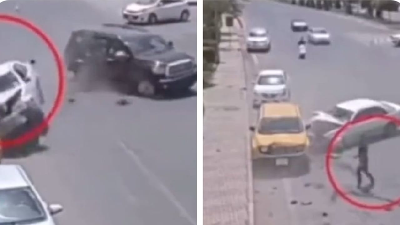 شاب يطير من داخل سيارته في شكل مرعب.. فيديو