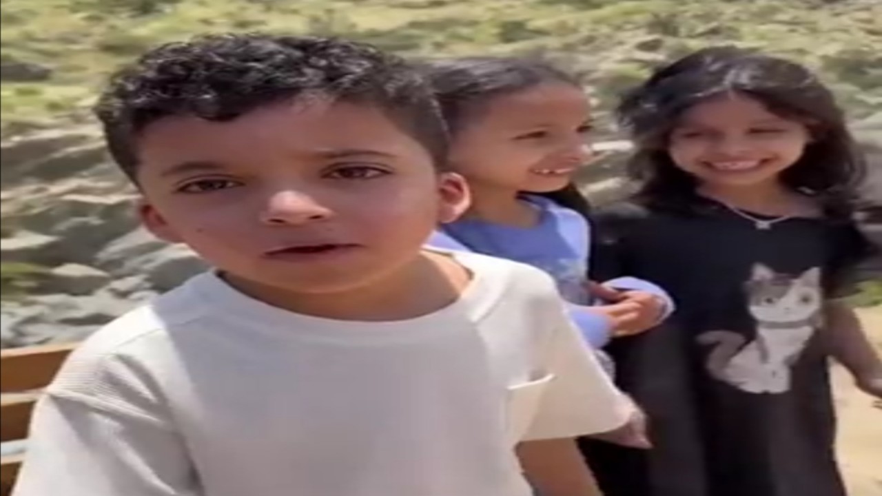 مشهد طريف لطفل يلتقط صورا مع فتاتين : جلبي يحب البنات.. فيديو