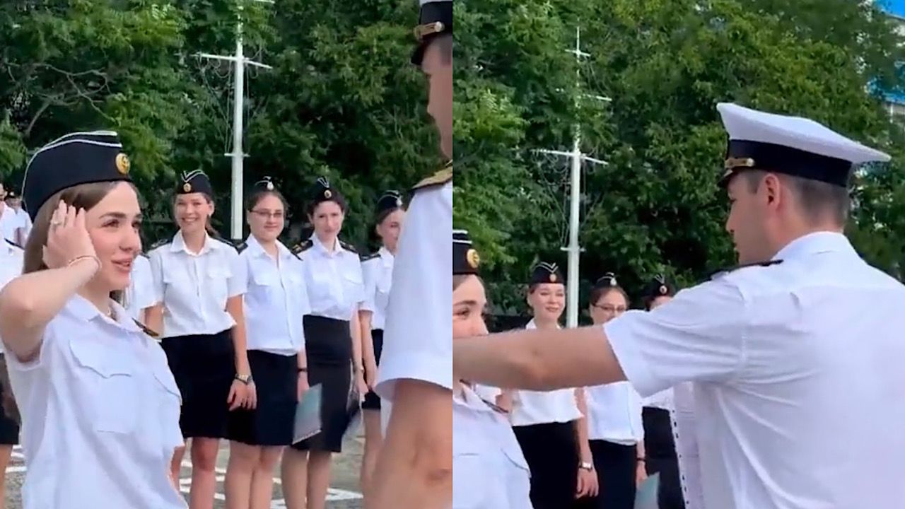 ضابط روسي يحاول تعليم فتاة ناعمة في الكلية العسكرية كيفية أداء التحية .. فيديو