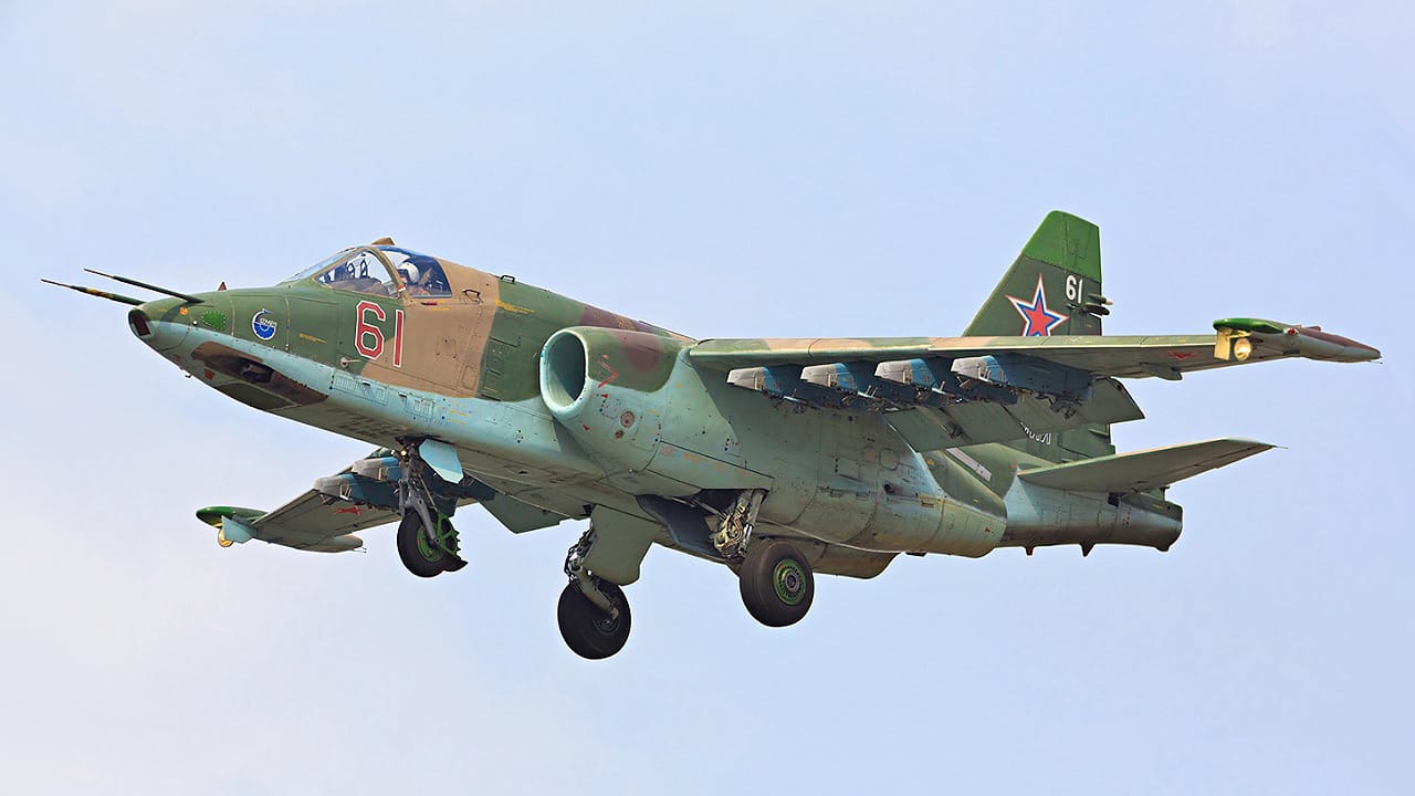 طائرة روسية تودي بحياة قائدها .. فيديو