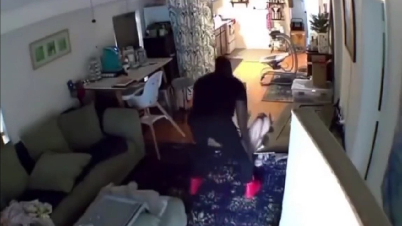 مشهد صادم لشخص يعنف زوجته بوحشية .. فيديو