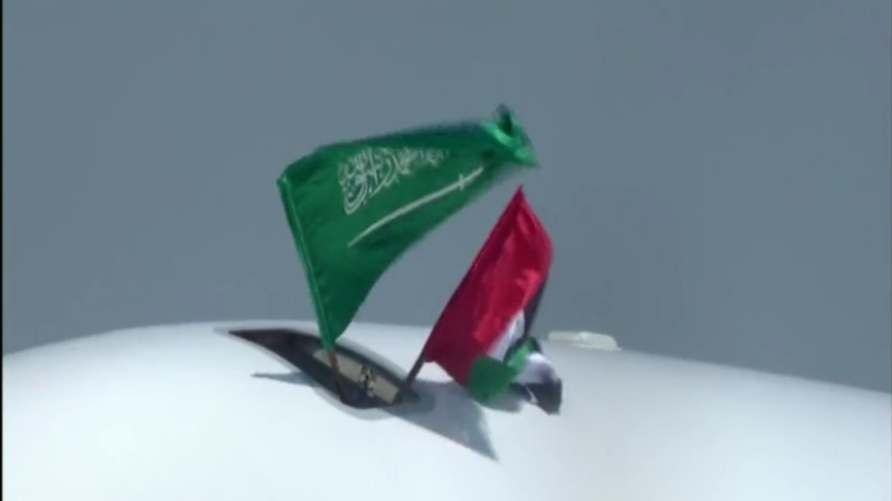 علم المملكة بجانب الإمارات أعلى طائرة الشيخ محمد بن راشد لحظة وصوله جدة.. فيديو