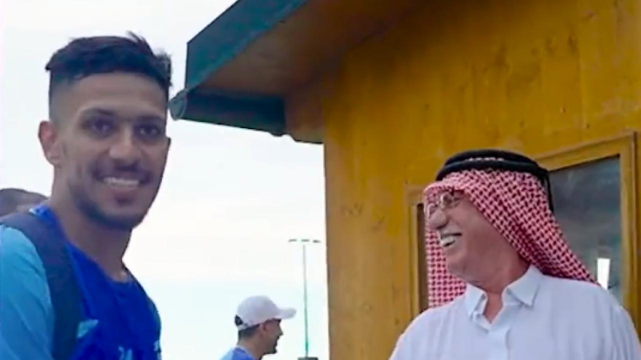 رجل يرتدي الزي السعودي ويزور معسكر الفتح في النمسا .. فيديو