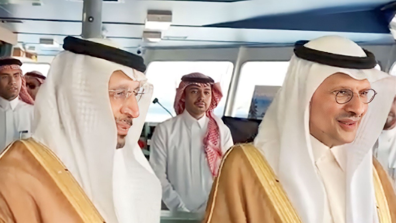 وزيرا الطاقة والاستثمار يتجولان داخل ناقلة هيدروجين يابانية في ميناء جدة .. فيديو