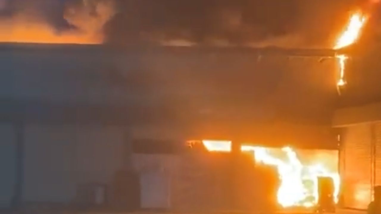 مدني جازان يباشر حريق اندلع في مجمع الروية بـ العالية .. فيديو