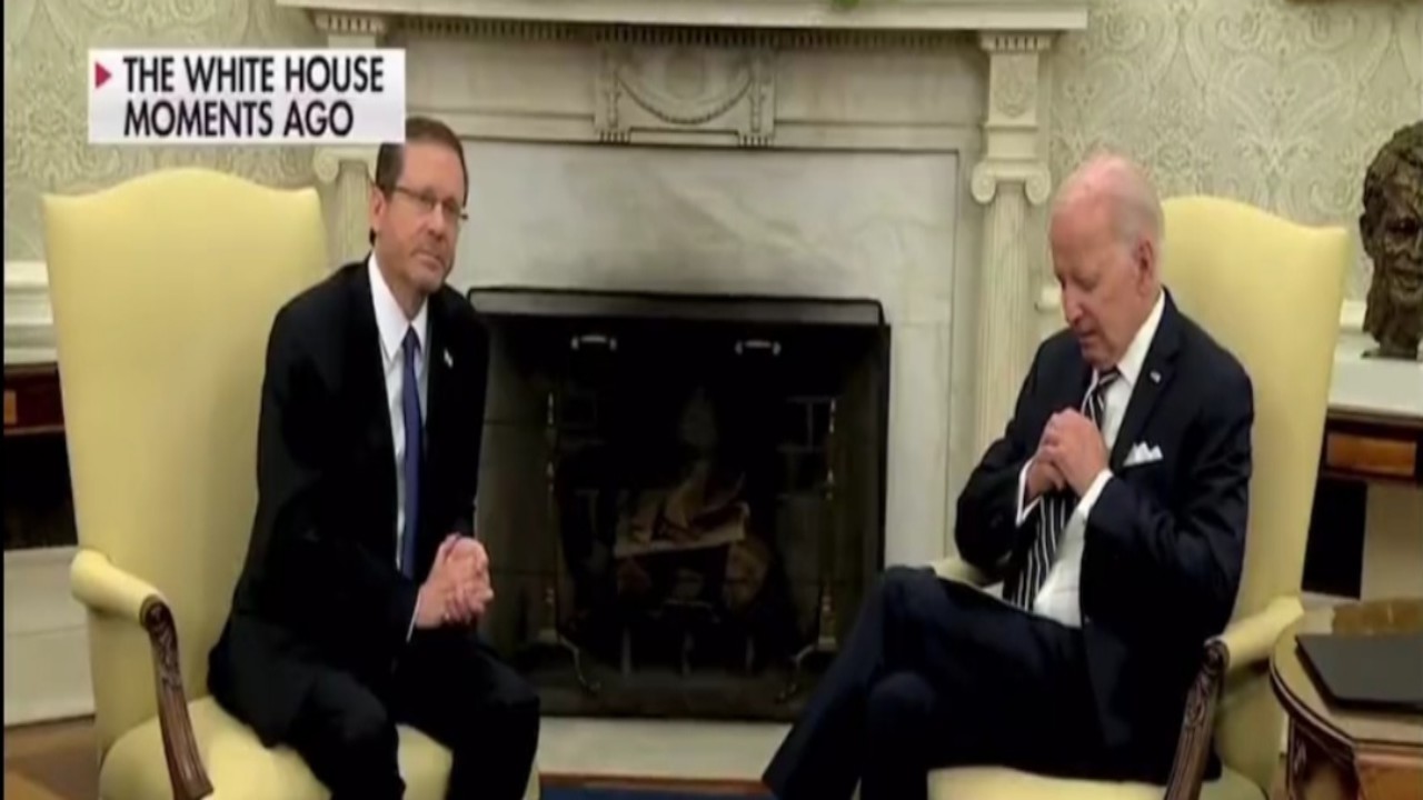 بايدن يبدو نائمًا أثناء حديثه مع الرئيس الإسرائيلي.. فيديو