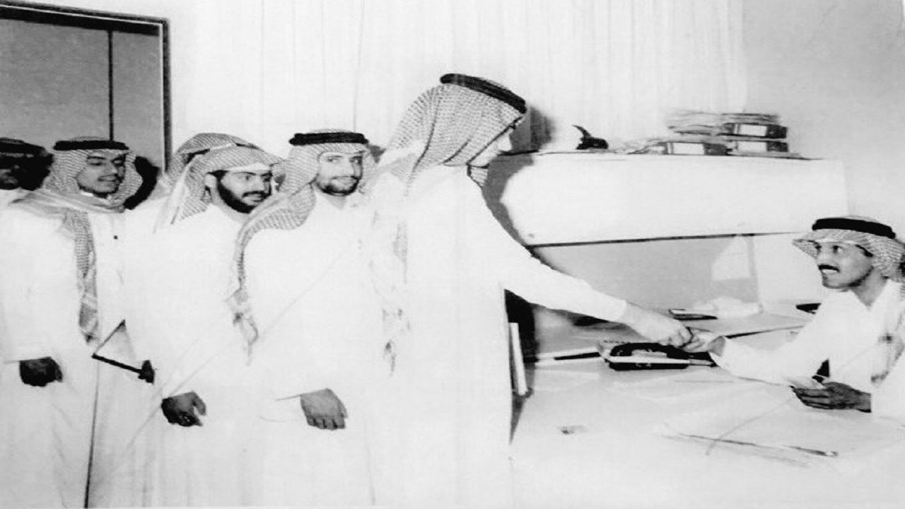 صورة قديمة لطلاب يستلمون مكافأة بجامعة الملك سعود