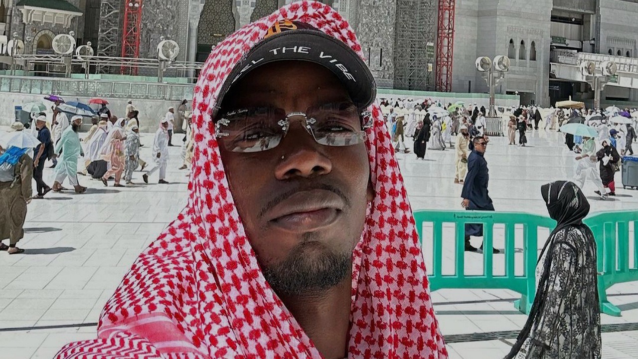 بوغبا في الحرم المكي بالشماغ بعد أنباء انتقاله للدوري السعودي