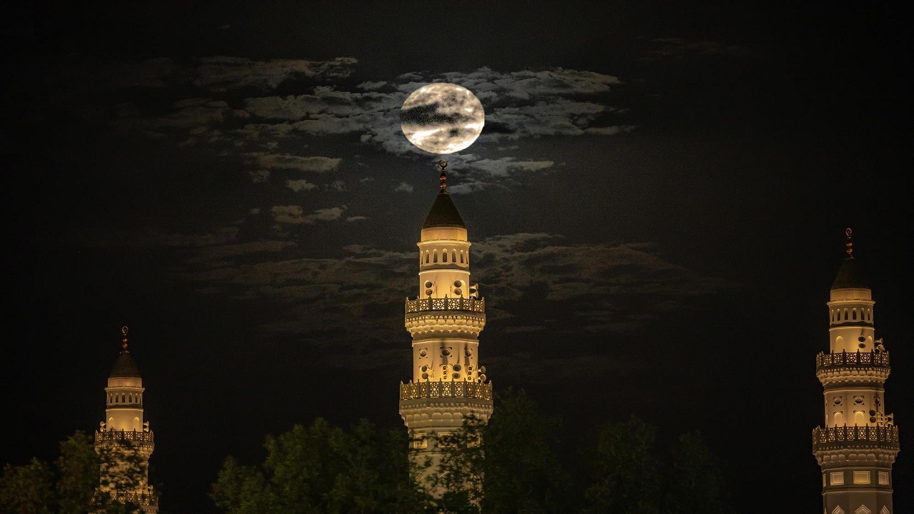 القمر العملاق يزين سماء مكة والمدينة..صور
