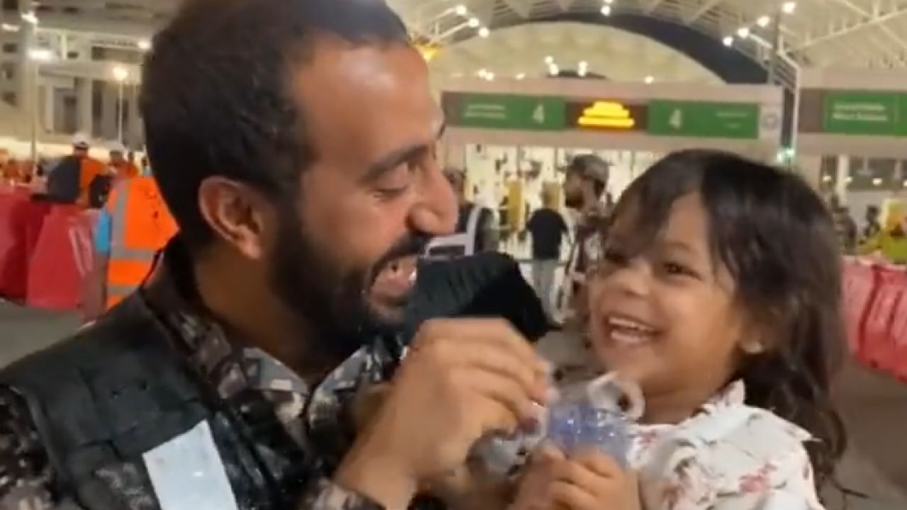 طفلة تودع رجال الأمن بعد الانتهاء من الحج على طريقتها الخاصة .. فيديو