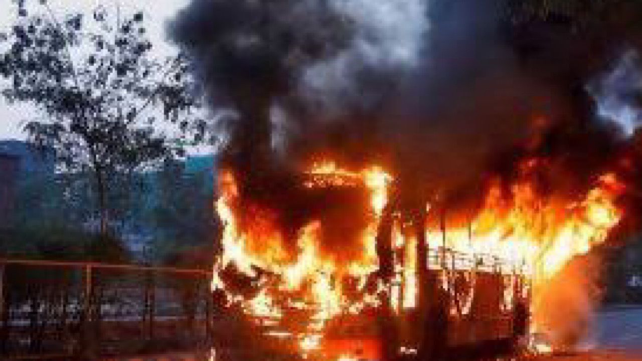 اندلاع النيران في حافلة يودي بحياة 25 مواطنًا بالهند