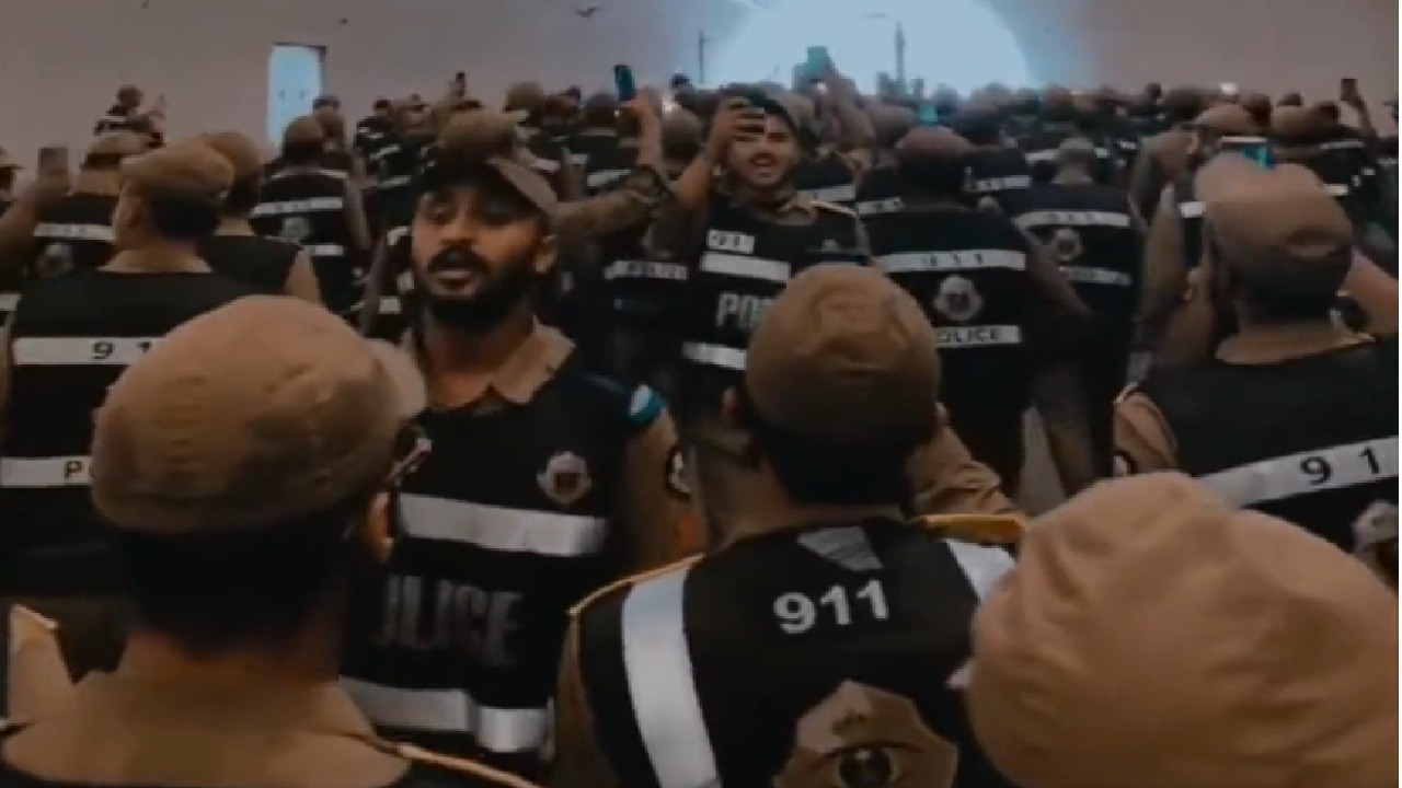 احتفال رجال الأمن بنجاح مهمتهم بعد انتهاء الحج &#8211; فيديو