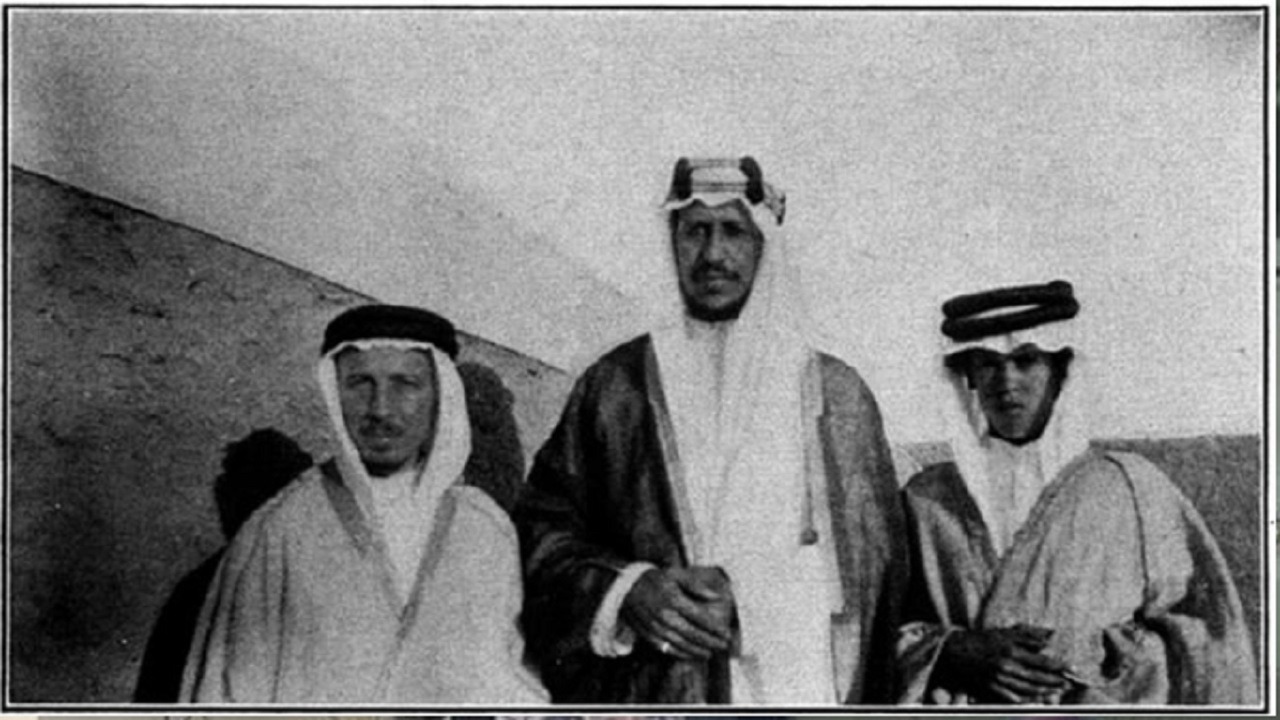 صورة نادرة للملك سعود مع ابن شقيقه