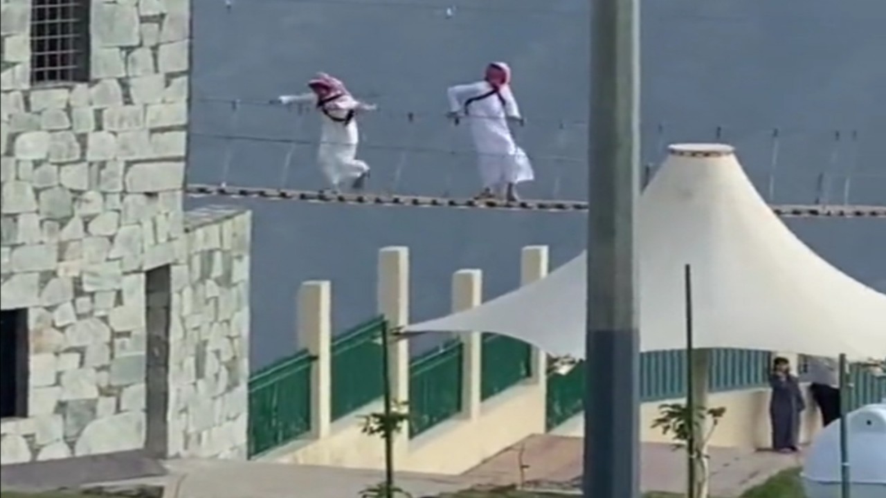 مشهد طريف لمزح الشباب في الباحة.. فيديو