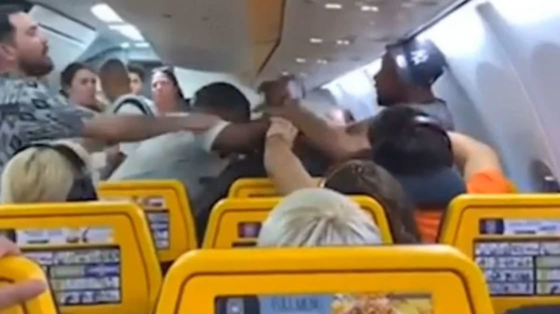 مشاجرة عنيفة بين راكبين داخل طائرة بسبب النافذة .. فيديو