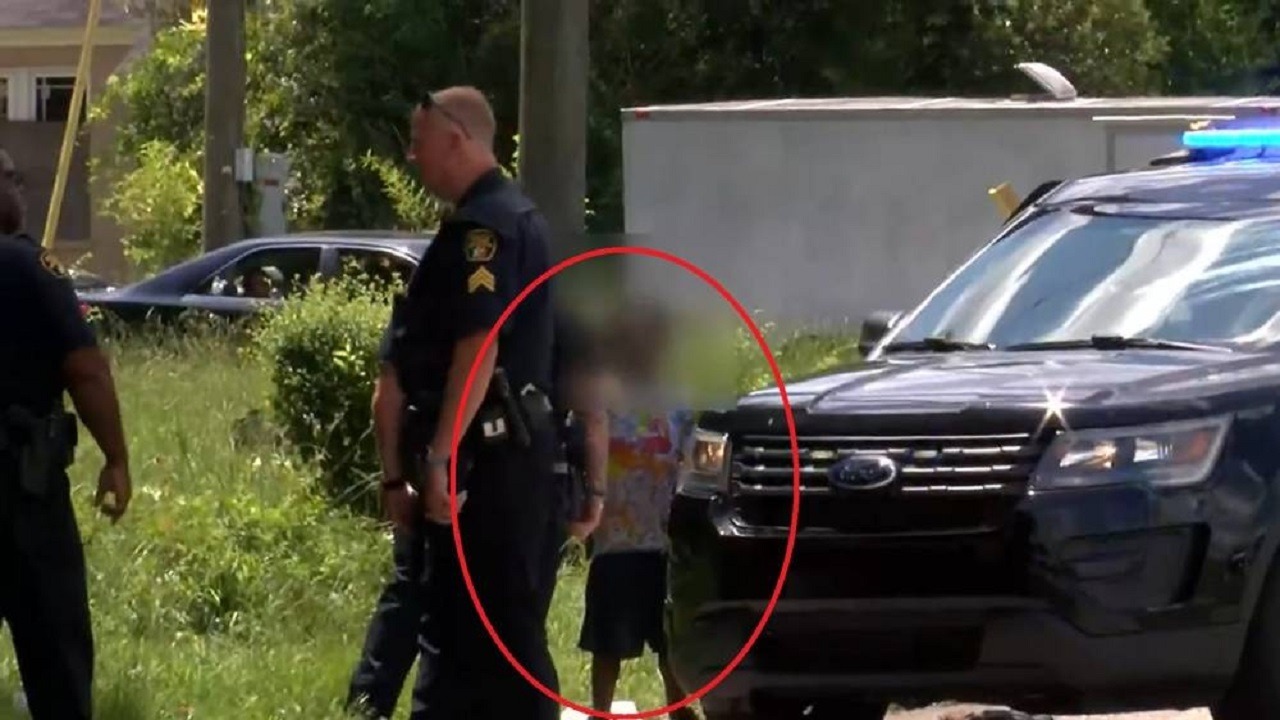 طفل عمره 8 سنوات يسرق سيارة تحت تهديد السلاح