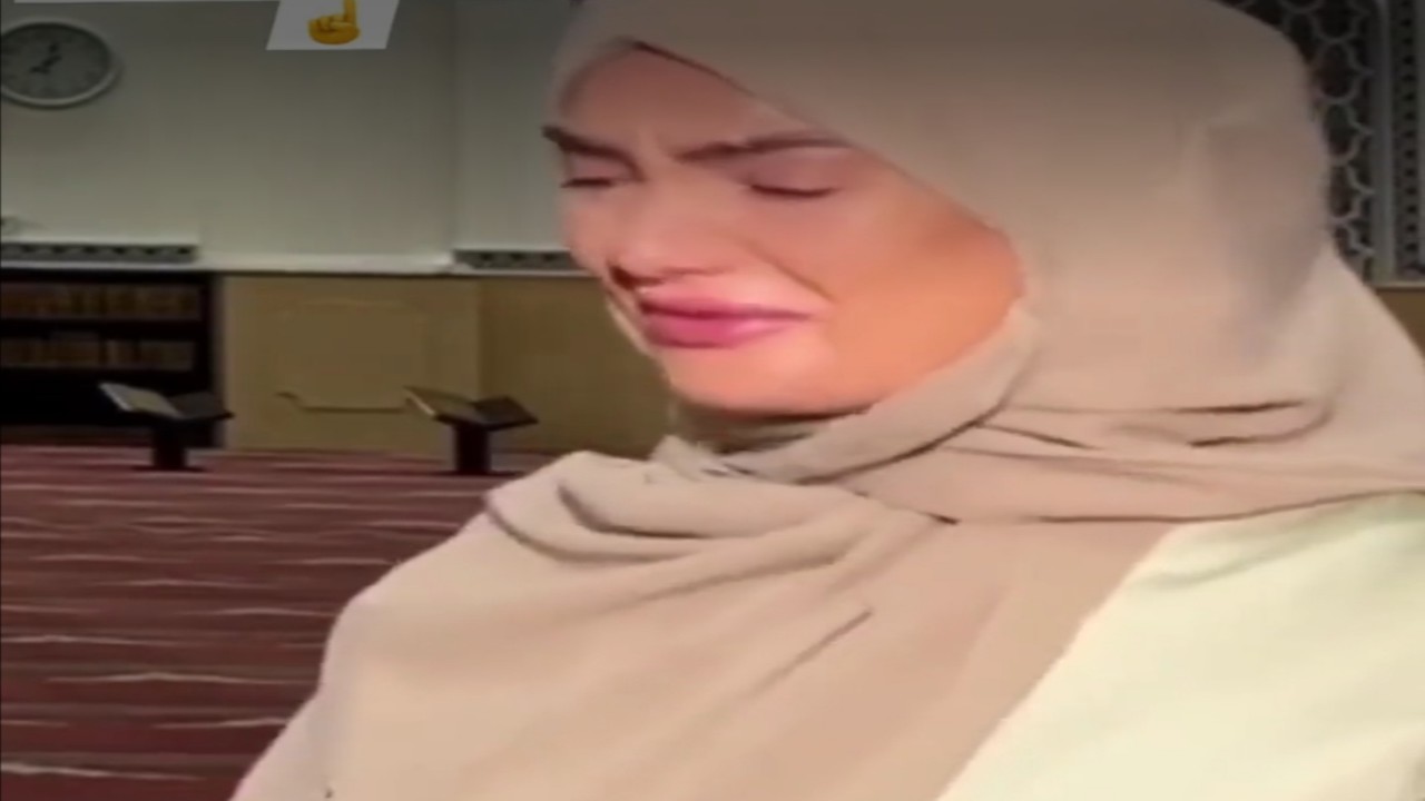 فتاة رومانية تعتنق الإسلام وتجهش في البكاء لحظة نطق الشهادتين.. فيديو