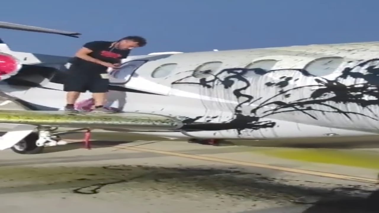 3 أشخاص يقتحمون مطار إبيزا ويتسببون في تعطيل الحركة الجوية .. فيديو