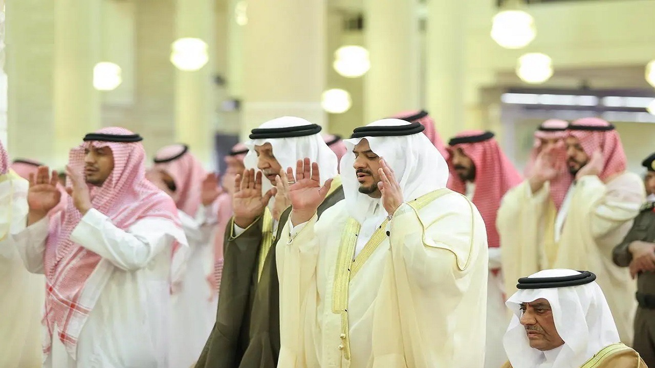 نائب أمير الرياض يؤدي صلاة الميت على الأميرة حصة بنت عبدالله…صور