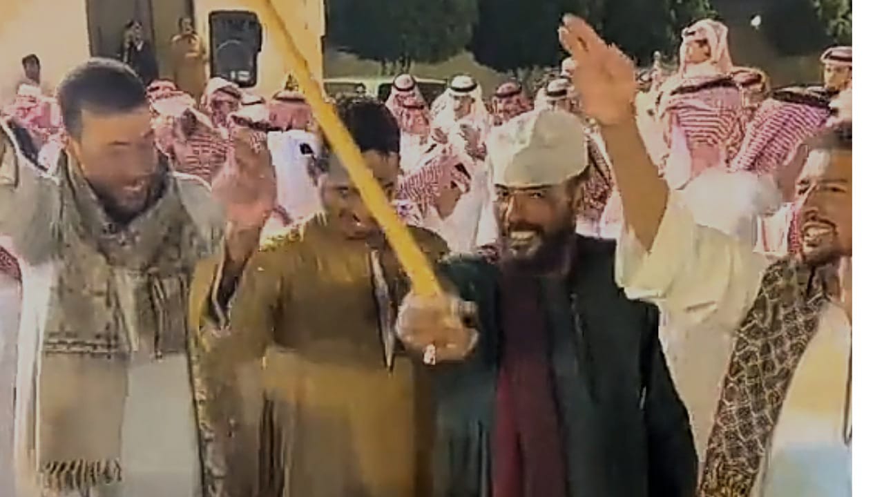 بالجلباب الصعيدي مصريون يشاركون فرحة سعوديين في عرسهم  ..  فيديو