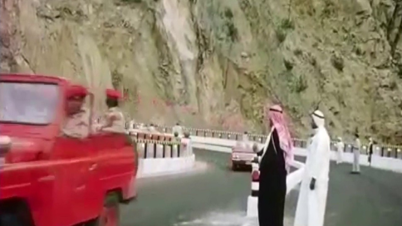 لحظة افتتاح طريق الهدا برعاية الملك فيصل قبل 58 عاما..فيديو