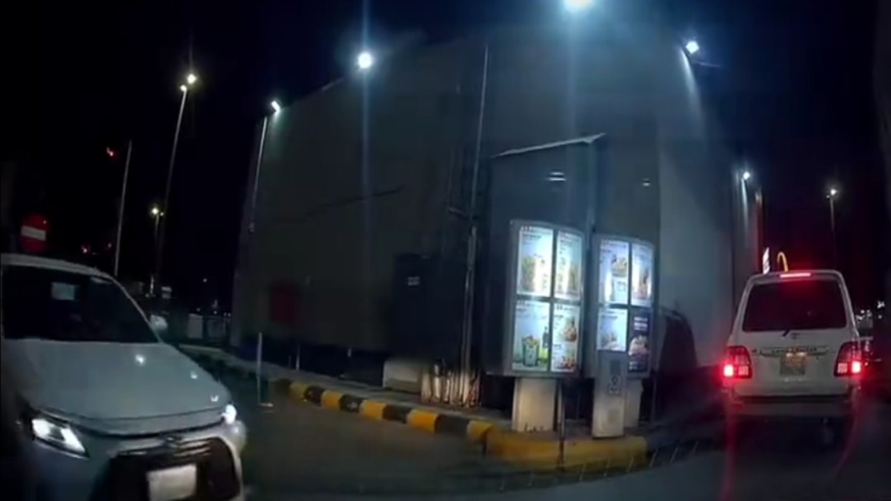 مشهد طريف لفتاة تغضب على قائد سيارة لتجاوزه النظام.. فيديو