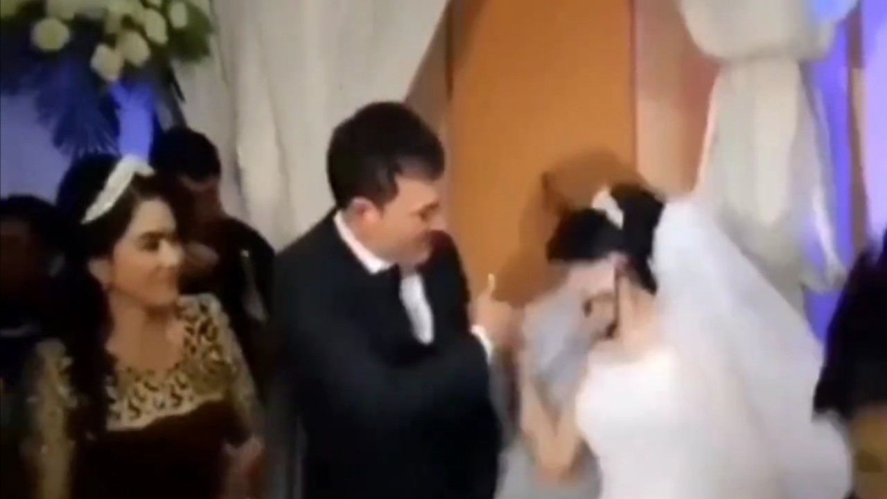 عريس يعتدي على زوجته أمام المعازيم بسبب مزحة.. فيديو