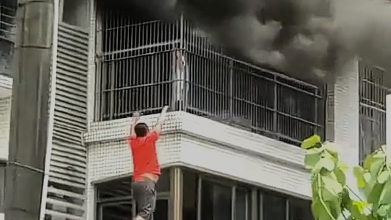 مشهد بطولي لبعض المارة ينقذون طفل في الصين .. فيديو