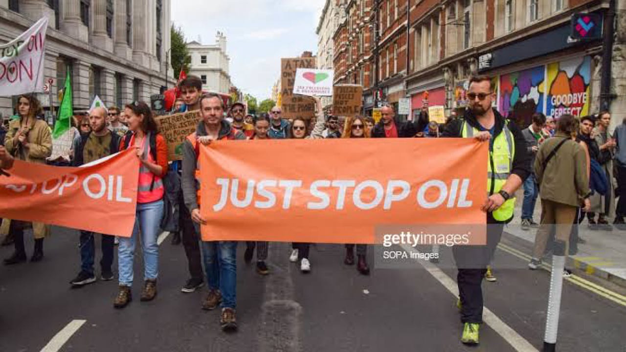 نشطاء المناخ يعركلون حركة السير في لندن .. وامرأة غاضبة تصرخ: ابتعدوا فورا .. فيديو