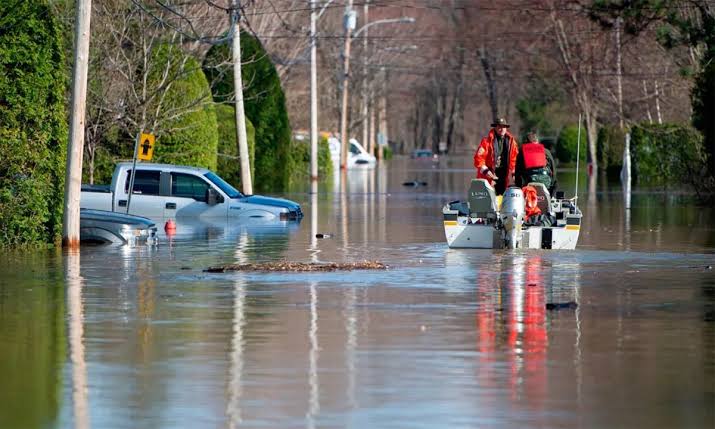 بقارب مطاطي .. البحث عن المفقودين جراء الفيضانات في كندا .. فيديو