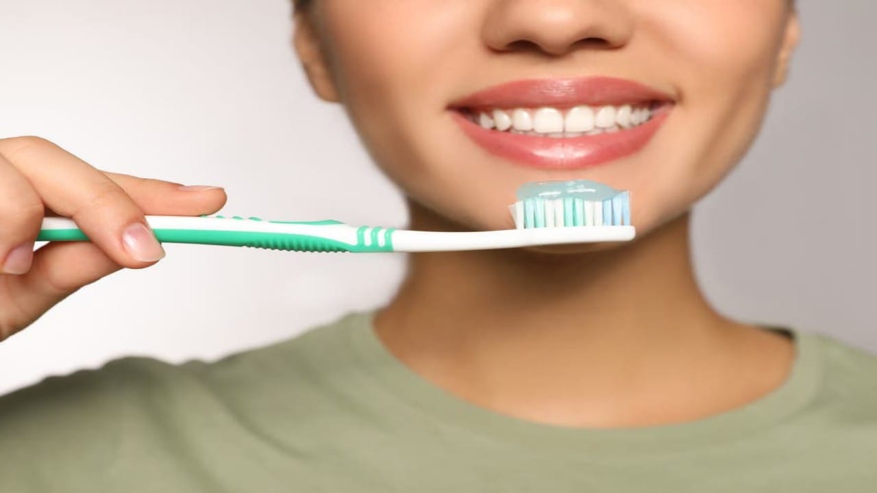 عدم تنظيف الأسنان يسبب الإصابة بمرض في الدماغ