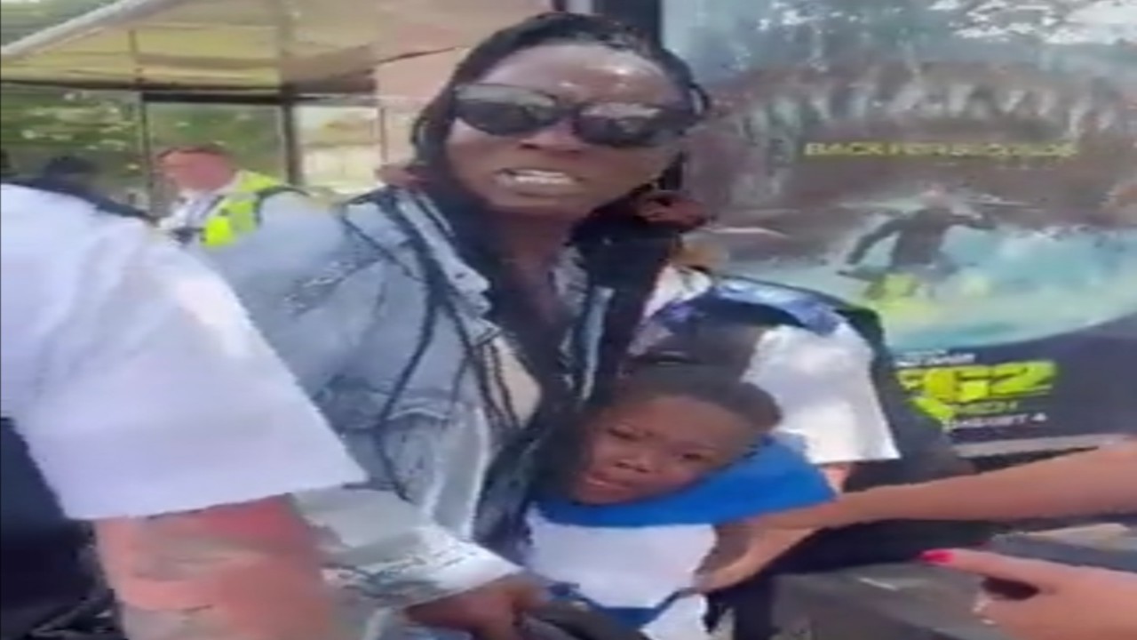 شرطي يحاول اعتقال امرأة سوداء بالقوة أمام طفلها بسبب الأجرة.. فيديو