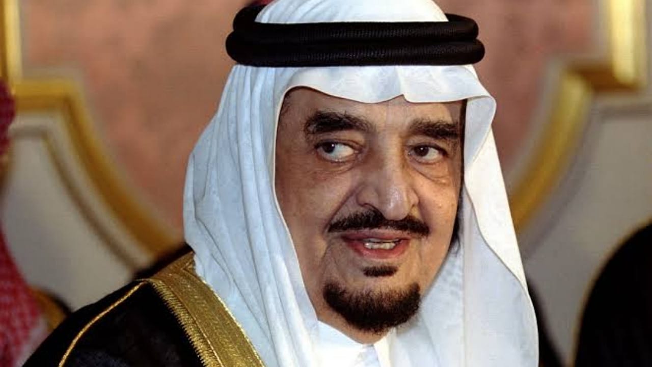 ‏الملك فهد رحمه الله في مقطع طريف يمازح وزير الإعلام