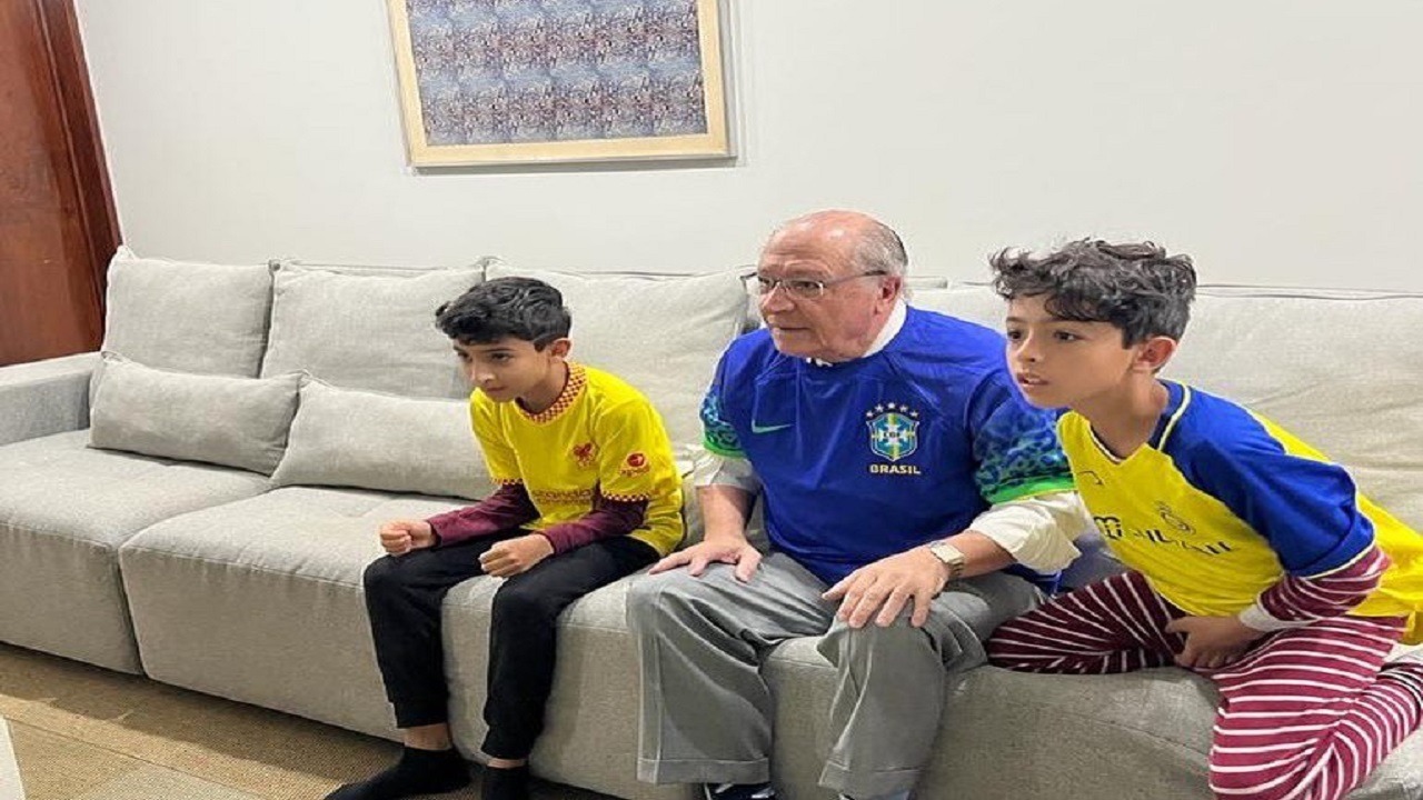 قميص النصر داخل منزل نائب رئيس البرازيل