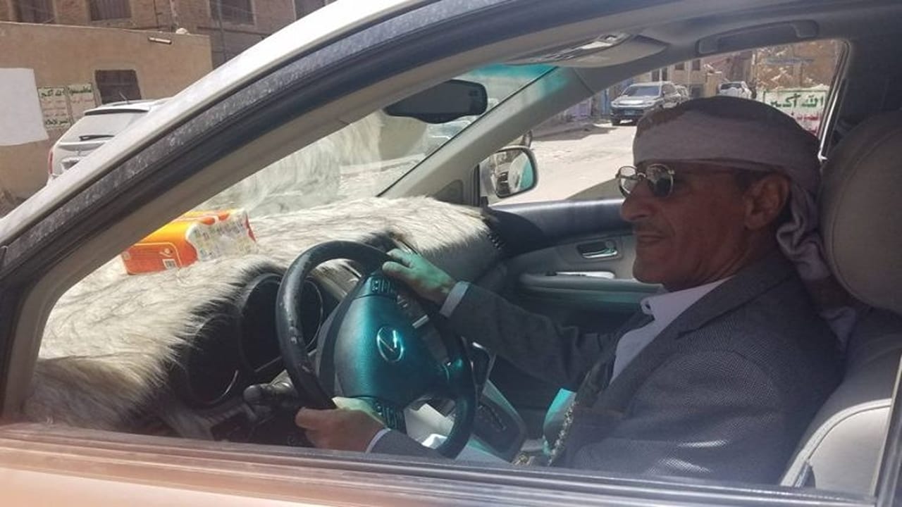 سيارة بـ 20 مليون ريال يمني.. طالب يمني يقدم هدية لمعلمه بعد 30 عاماً