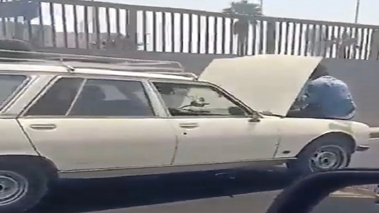 بيان مصري رسمي بشأن فيديو متداول لشخص يُصلح سيارة أثناء سيرها