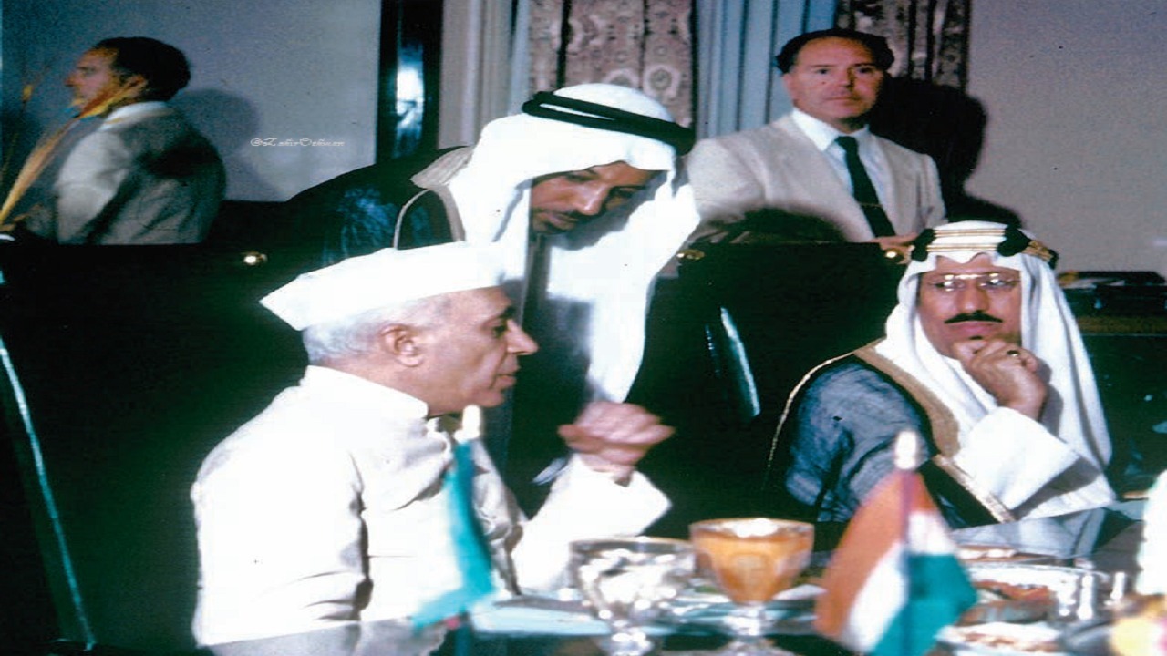 الملك سعود وطباخه خلال استضافة رئيس وزراء الهند بالرياض..صورة
