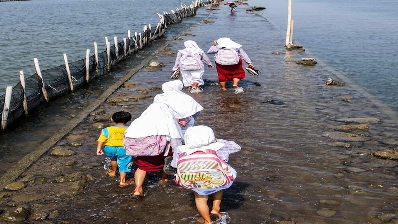 غرق قرية إندونيسية تحت البحر وتشرد أهلها.. صور