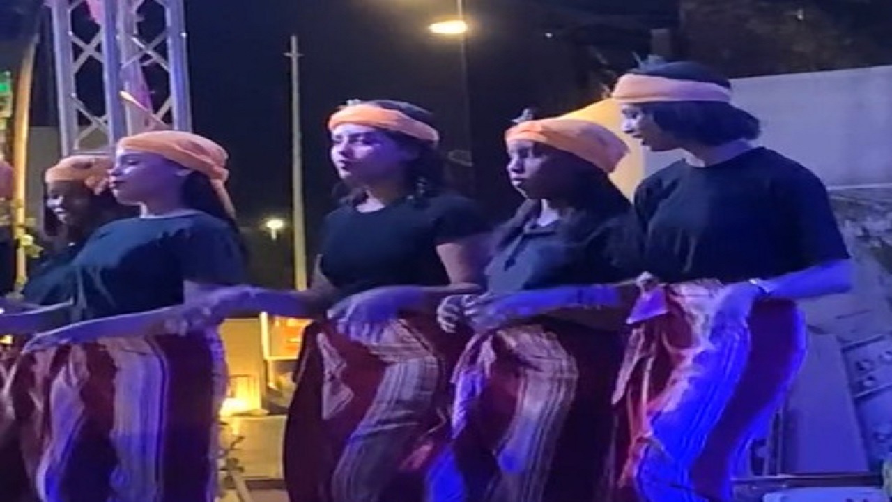 فتيات بزي غريب يؤدين الخطوة الجنوبية في مهرجان بالخرج .. فيديو
