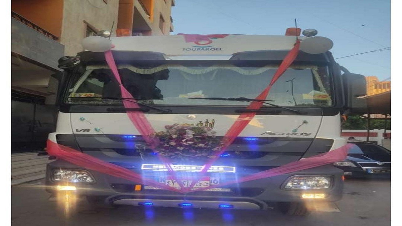 سيارات نقل ثقيل تشارك في زفة عروسين بمصر