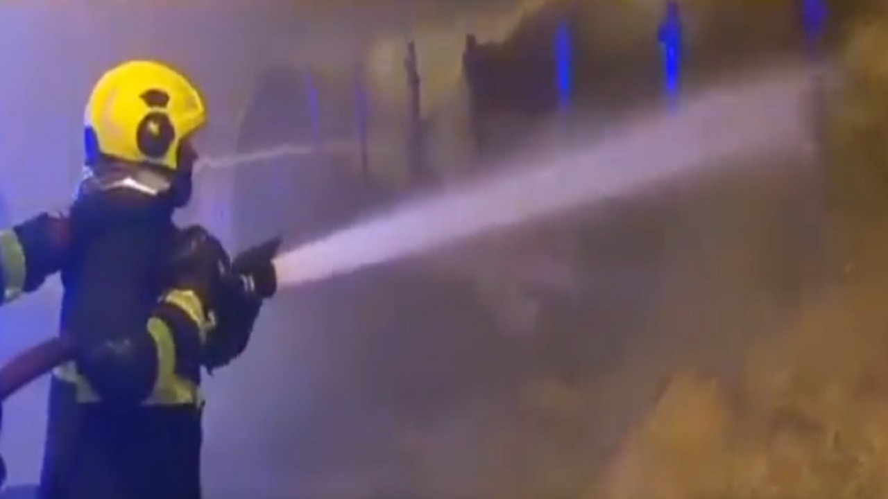 لحظة تفحم شاحنتين وسط الطريق في سلطنة عمان..فيديو