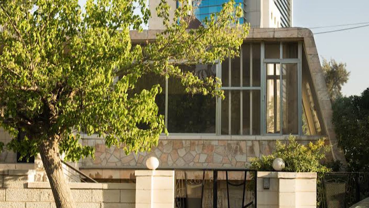 مواطن أردني يحث جيرانه على الاهتمام بنظافة العمارة برسالة مؤثرة