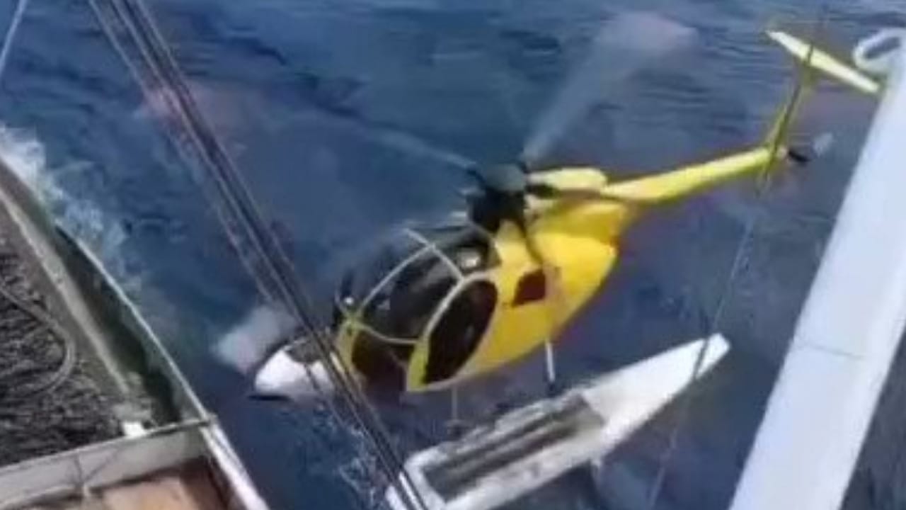 سقوط هيلكوبتر في الماء بسبب الثقة الزائدة وعدم احترام قوانين الطيران.. فيديو