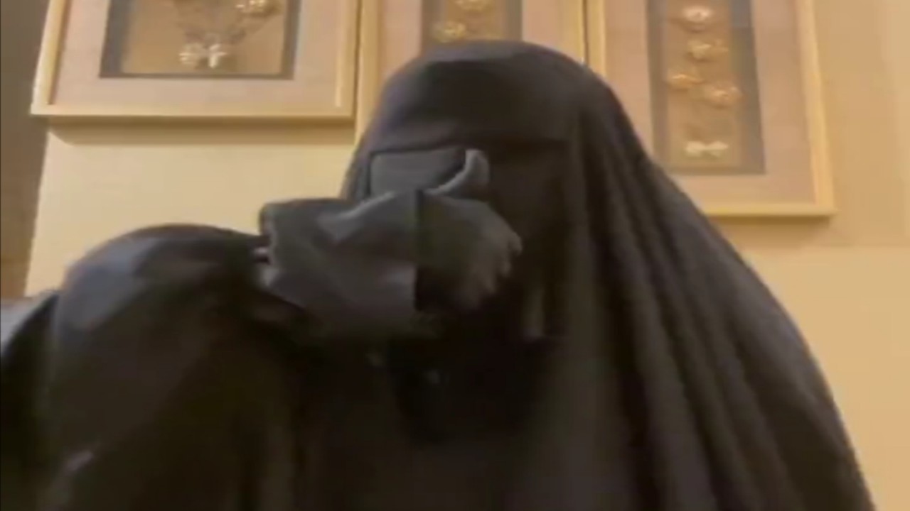 فتاة توثق تحقيق حلمها بإرتداء النقاب.. فيديو